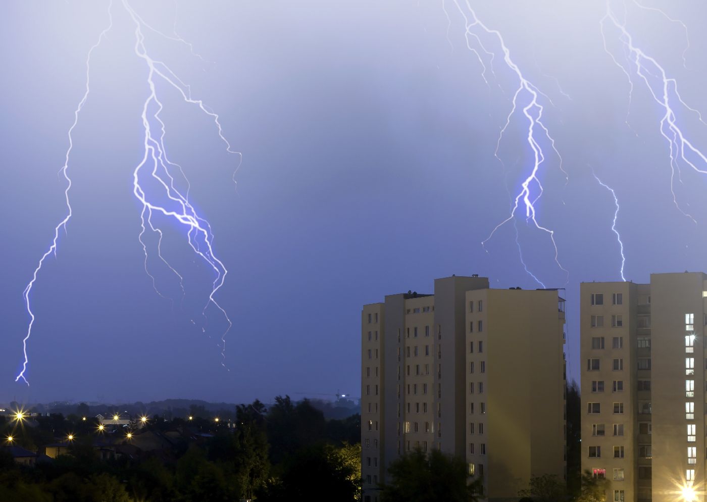 Oba víkendové dny přinesou bouřky, mapy ukazují jejich rozložení