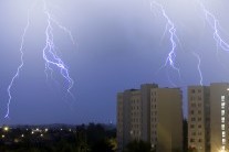 Oba víkendové dny přinesou bouřky, mapy ukazují jejich rozložení